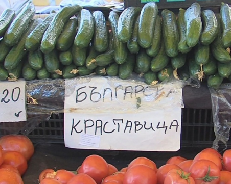 Родните зарзаватчии изнасят навън. Евтини гръцки зеленчуци превземат сергиите