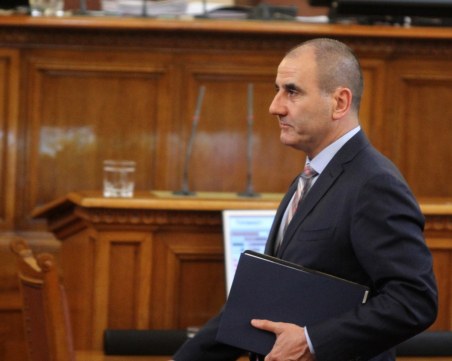 Тур за овации! Вторият в ГЕРБ с почетна обиколка из парламента