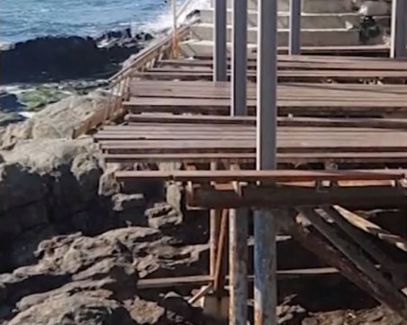Жители на Созопол: Строят незаконно ресторант върху скали в курорта