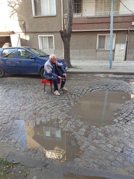 Пловдивчани извадиха такъмите! Вир се появи в средата на улица в Кючука СНИМКИ