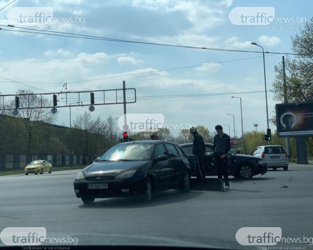 Кола остана без броня след катастрофа на централен булевард в Пловдив