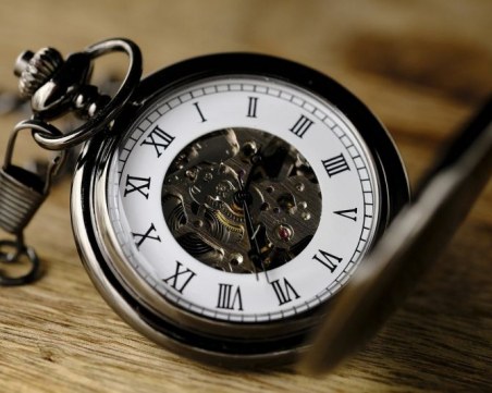 Местим стрелките на часовника след 3 часа