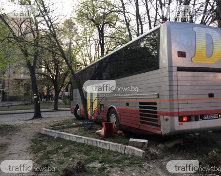Шофьорът на автобуса, врязал се в градинката пред ПУ, е починал