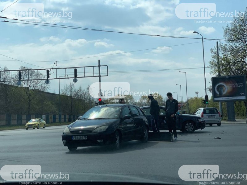 Кола остана без броня след катастрофа на централен булевард в Пловдив