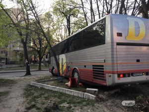 Шофьорът на автобуса, врязал се в градинката пред ПУ, е починал