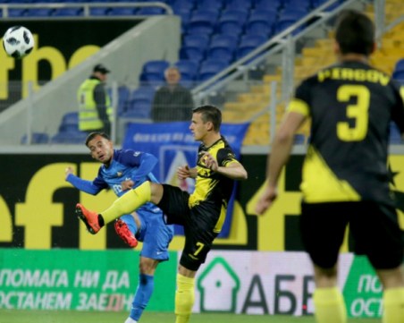 10 от Ботев без Неделев удържаха Левски и реферите на Герена