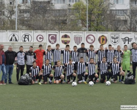 Фенове на Локо дариха топки за школата