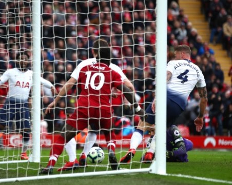 Ливърпул измъкна победата с автогол в последната минута ВИДЕО