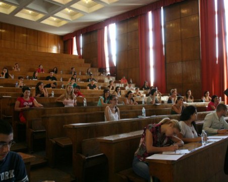 Над 8 задачи се потят кандидат-студенти в СУ на предварителен изпит по математика II