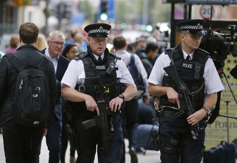Четирима души са били наръгани с нож в гърба в Лондон