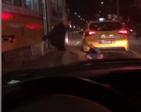 Бой между пътници в столичен трамвай. За място ли, за билетче ли...