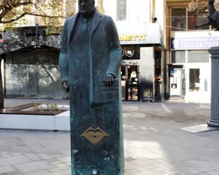 Борисов носи на майтап, хареса говорещия паметник, честити 1 април с него