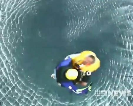 Ловецът се превърна в стръв. Рибари на косъм да станат храна на акулите