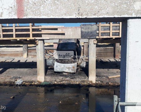 Майката карала колата ковчег от огнената каскада с три трупа на 