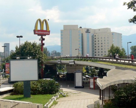 Нелеп инцидент: Човек падна от Моста на влюбените, никой не му помогнал