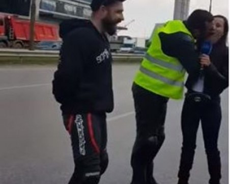 В подкрепа на Кобрата: Моторист целуна репортерка в София ВИДЕО