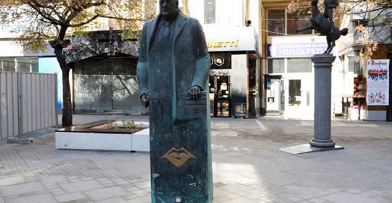 Борисов носи на майтап, хареса говорещия паметник, честити 1 април с него