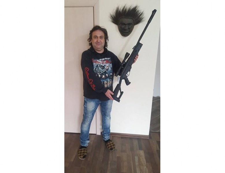 Фотограф чешит се заканвал с пластмасова пушка на Борисов