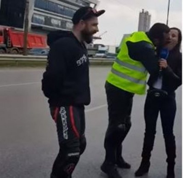 В подкрепа на Кобрата: Моторист целуна репортерка в София ВИДЕО