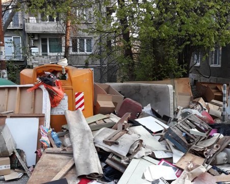 Боклук засипа улица в столичния 