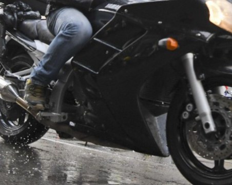 Екшън на кръстовище в Пловдив: Шофьор скочи на моторист и спътника му