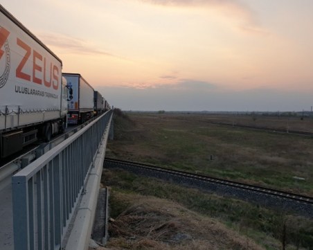 Километрична опашка затапи Дунав мост 2