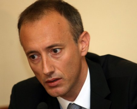 МОН отряза бизнеса, няма да въвежда задължителна матура по математика