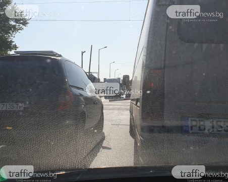 При свалени бариери на пловдивски прелез: Ван в насрещното, за да е пръв на колоната