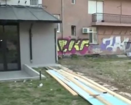 Заведение окупира училищен двор, собствениците даже си заграждат терена