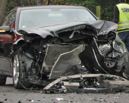 Жена и двете й близначета в болница, свекърът й заспал зад волана