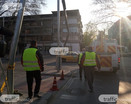 Автобус се блъсна в стълб пред 