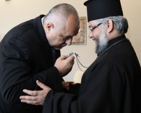 Дядо Киприан носи огъня от Йерусалим, македонски владика лети с него