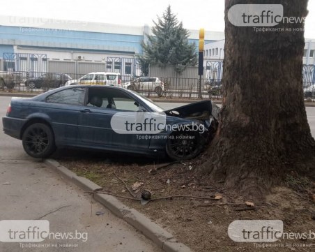 Кола се заби в дърво в Стамболийски, шофьорът е в болница
