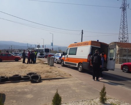 Откараха с линейка шофьорката, ударила автобус на Коматевско шосе