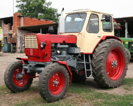 Пиян тракторист предизвика катастрофа в Пловдивско, в болница е