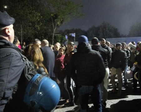 Протестиращи в Рим искат клада за ромите