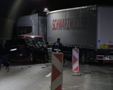 Шофьорът, блъснал се челно в ТИР на 