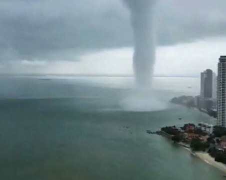 Заснеха ужасяващо торнадо ВИДЕО