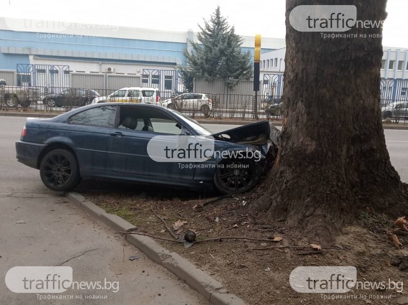 Кола се заби в дърво в Стамболийски, шофьорът е в болница
