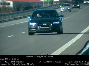 Ауди лети с 277 км в час по