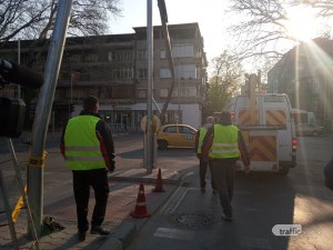 Автобус се блъсна в стълб пред