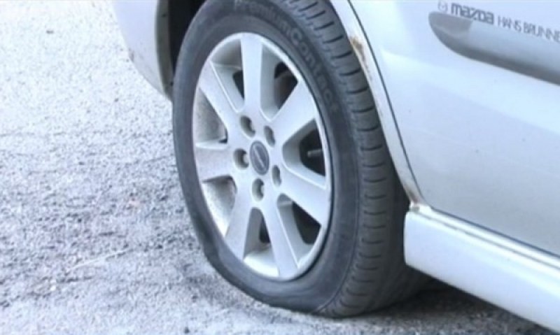 Три коли осъмнаха със спукани гуми в Кючука, мерцедес пък остана без емблеми в Тракия
