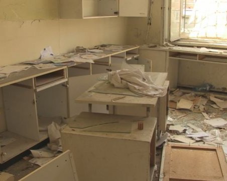 Бивша лаборатория в центъра на Русе тъне в разруха! Стана дом на клошари