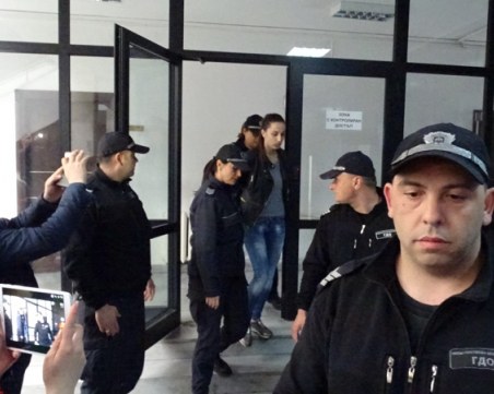 Дознателката, арестувана изнасяне на информация към затворник отказва да се храни и да спи