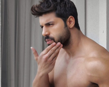 Фики изненада с нов видеоклип на морето