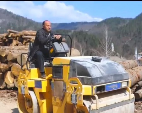 Кметът на Смилян се качи на валяка, пълни сам дупките в селото