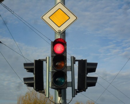 Кола профуча на червен светофар в Асеновград, отнесе пешеходка