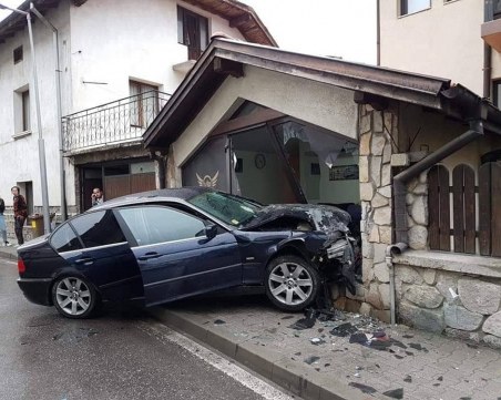 Син на бивш полицай заби БМВ-то си в 