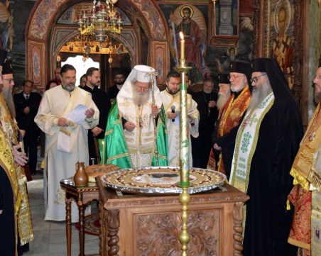 Синодът отряза папата за обща молитва и служба, не му дава и преводач