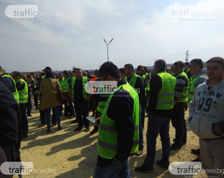 ТИР избухна в пламъци в Пловдив! Над 200 души протестират НА ЖИВО